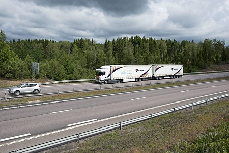 La reunión celebrada este lunes 11 de diciembre entre las asociaciones de transportistas y de cargadores concluye sin acuerdo por el rechazo de los transportistas a negociar la implantación de las 44 toneladas en España.


	La situación actual del mercado del transporte hace inadmisible abordar un eventual incremento del tonelaje actual […] Ampliar noticia …