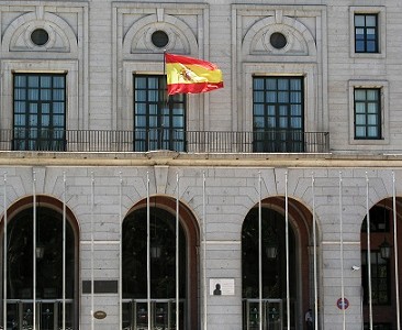  

	El Ministerio de Transportes insta a los Gobiernos autónomos a que ante las medidas restrictivas que puedan adoptar para contener la pandemia, tengan en cuenta las necesidades del transporte por carretera y faciliten su actividad esencial. 
	Eximir al transporte de llevar ninguna justificación de desplazamiento, la apertura de restaurantes en […] Ampliar noticia …