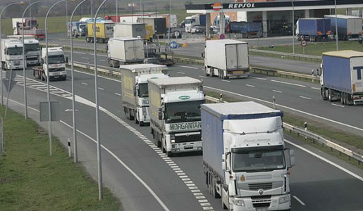 Rusia pone en marcha un nuevo peaje obligatorio para los camiones de más de 12 tns en sus 500.000 kilómetros de autovía.
El peaje, ya en vigor, se abona por Internet en cada viaje o instalando un dispositivo a bordo del vehículo.
Desde el pasado domingo 15 de Noviembre, el Gobierno de […] Ampliar noticia …